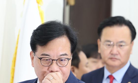 굳은 표정으로 기자간담회 참석하는 송언석