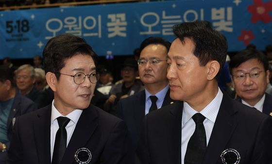 5.18민주화운동 서울기념식에서 대화 나누는 정원오-오세훈
