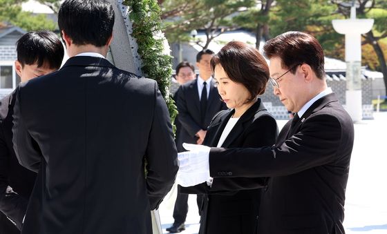 이재명 대통령 부부,  5·18 민주묘지 추모탑 참배