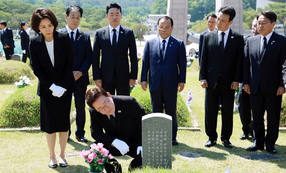 故 양창근 묘역 둘러보는 이재명 대통령