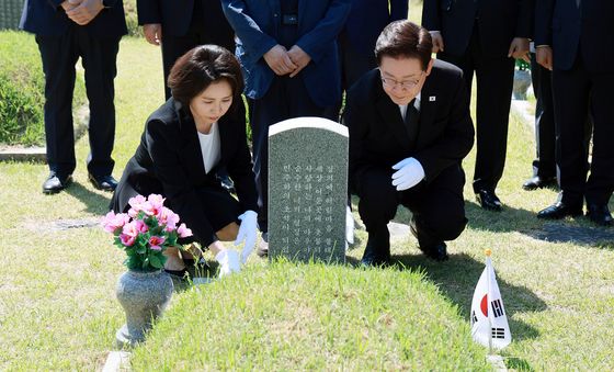 故 양창근 묘역에 헌화하는 이재명 대통령 부부