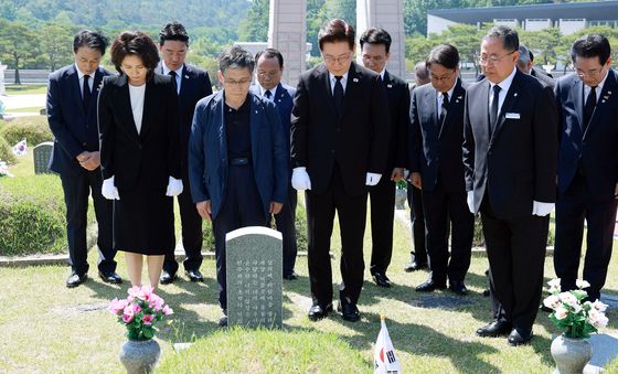 5·18 민주묘지 찾은 이재명 대통령 부부
