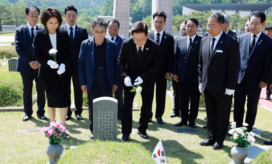 이재명 대통령 부부, 故 양창근 묘역에 헌화