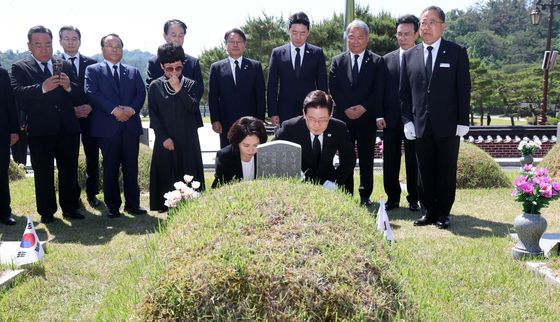 이재명 대통령 부부, 故 박인배 묘역에 헌화