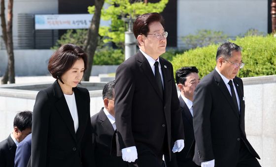 5·18 민주묘지 추모탑 참배하는 이재명 대통령 부부