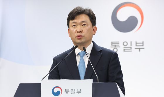 통일부 정례브리핑하는 윤민호 대변인