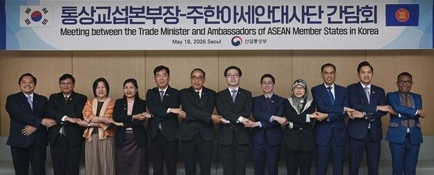 기념 촬영하는 여한구 통상본부장