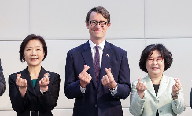 손하트하는 이향숙 총장·필립 베르투 대사·오영주 전 장관