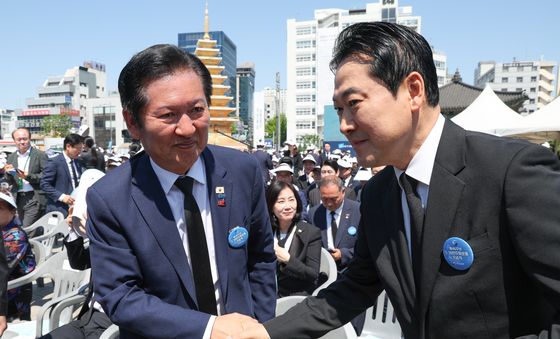 악수하는 여야대표