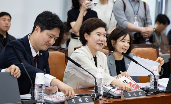행안위 여야 간사 합의로 팻말 제거 후 회의 재개