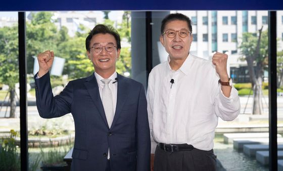 토론회 참석한 전재수·박형준 부산시장 후보