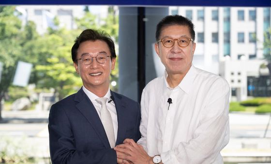 토론회 참석한 전재수·박형준 부산시장 후보