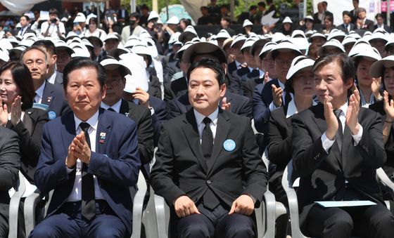 李대통령 기념사 듣는 여야 대표