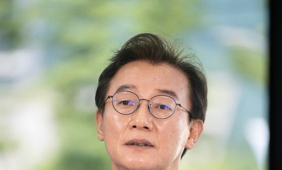 토론회서 발언하는 전재수 부산시장 후보