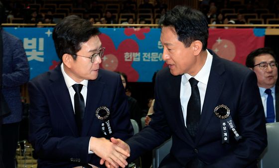 정원오·오세훈, 5.18민주화운동 제46주년 서울기념식 악수