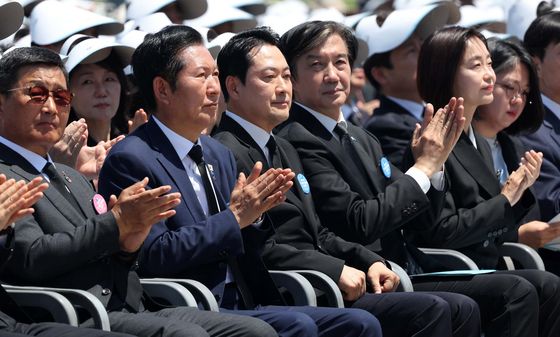 李대통령 기념사 듣는 여야 대표