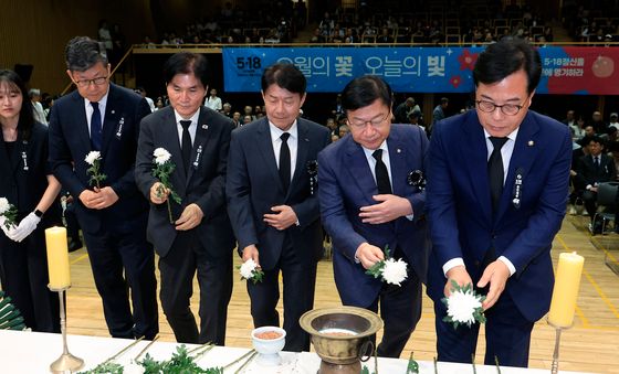 헌화하는 송언석 국민의힘 원내대표