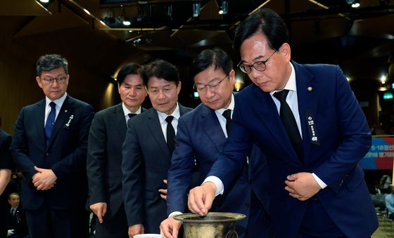 분향하는 송언석 국민의힘 원내대표