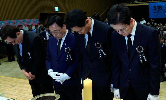 헌화·분향 후 묵념하는 정원오·오세훈·정근식·한만중