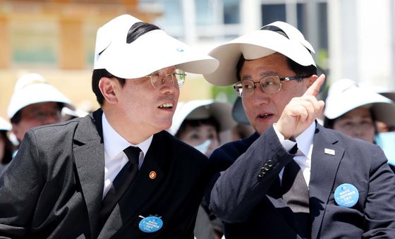 대화하는 김영훈·김성환 장관
