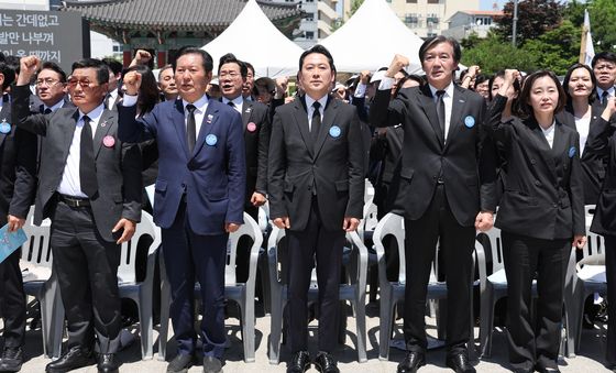 임을 위한 행진곡 제창하는 여야 대표