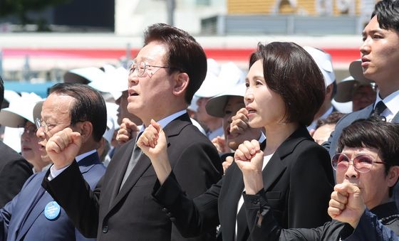 이재명 대통령 부부, 임을 위한 행진곡 제창