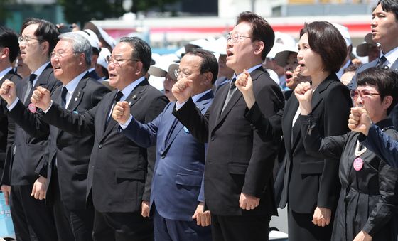 임을 위한 행진곡 제창하는 이재명 대통령