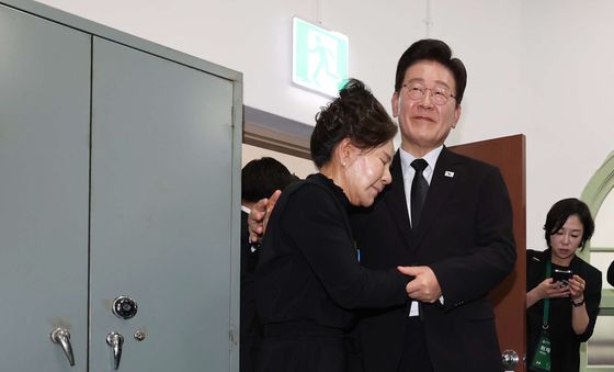 박영순씨 위로하는 이재명 대통령