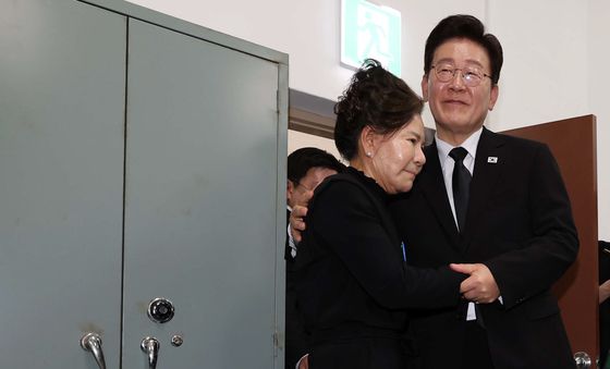 박영순씨 위로하는 이재명 대통령
