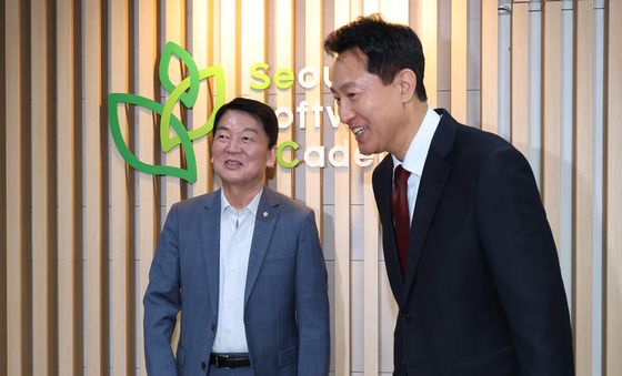 청년취업사관학교 찾은 오세훈·안철수