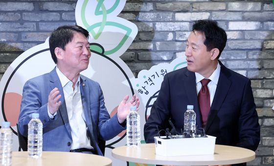 대화 나누는 안철수·오세훈