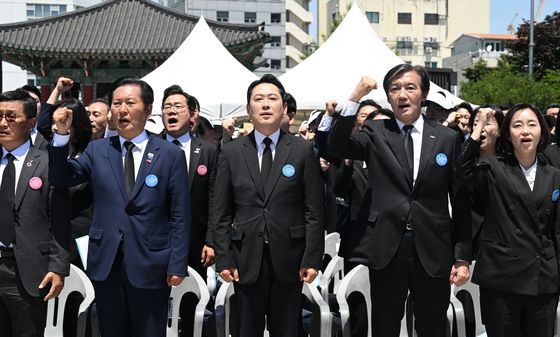 임을위한행진곡 부르는 정청래·장동혁·조국