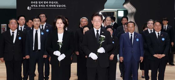 옛 전남도청 상무관 헌화하는 이재명 대통령 부부
