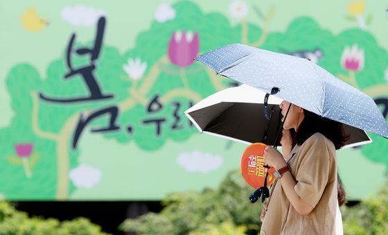 아직 5월인데…양산 행렬