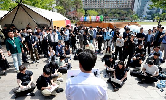 서울시청 앞에서 부동산 공약 발표하는 정원오 서울시장 후보