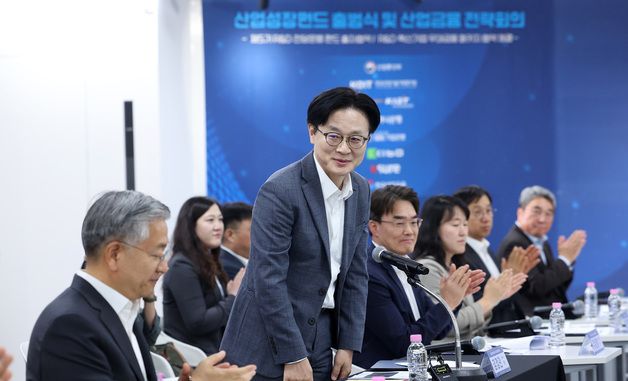 인사하는 김정관 장관