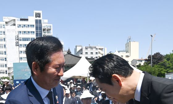 악수하는 정청래, 장동혁 대표