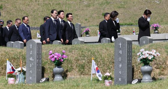 5·18 묘역서 눈물 닦는 이재명 대통령 부부