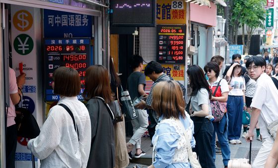 다시 1,500원대로 올라선 달러·원 환율에 환전소 '북적북적'