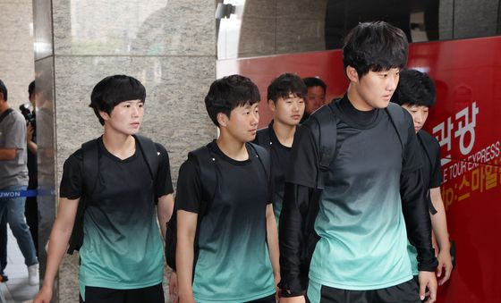 훈련장 향하는 버스 탑승하는 북한 여자축구팀