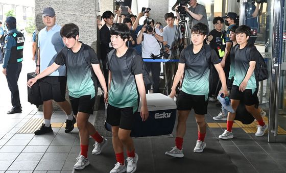 훈련장 향하는 북한 여자축구팀