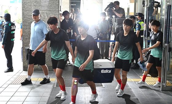 훈련장 향하는 북한 여자축구팀