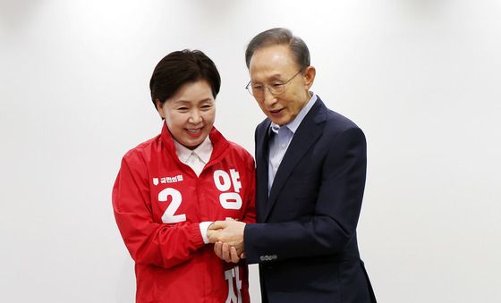 양향자 후보 손 꼭 잡아준 이명박 전 대통령