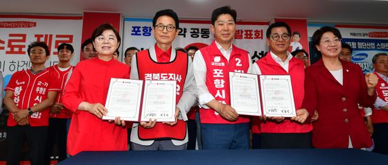 공약 발표하는 이철우·박용선 후보