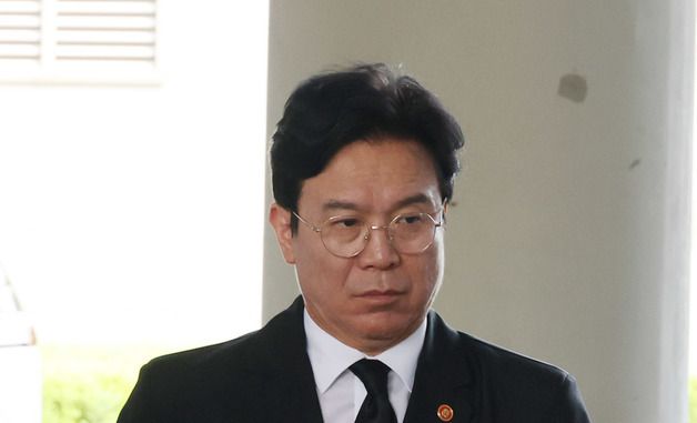 노동부 청사 들어가는 김영훈 장관