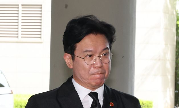 노동부 청사 들어가는 김영훈 장관