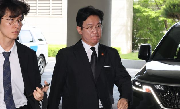 노동부 청사 들어가는 김영훈 장관