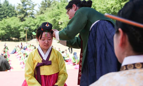 대구가톨릭대, 유학생 등 100인 '전통성년례'