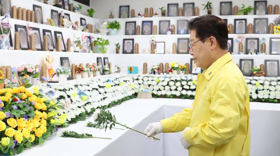 이재명 대통령, 12·29 무안공항 제주항공 여객기 참사 분향소 헌화