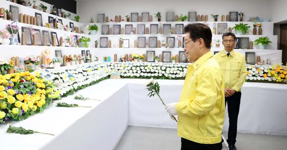 이재명 대통령, 12·29 무안공항 제주항공 여객기 참사 분향소 헌화